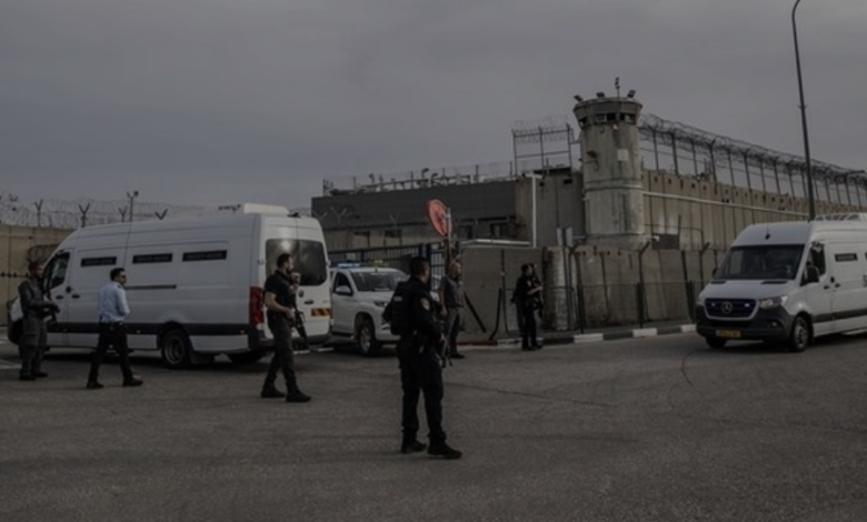 Palestinian Detainees in Israel Receive Water for only 45 Minutes Daily