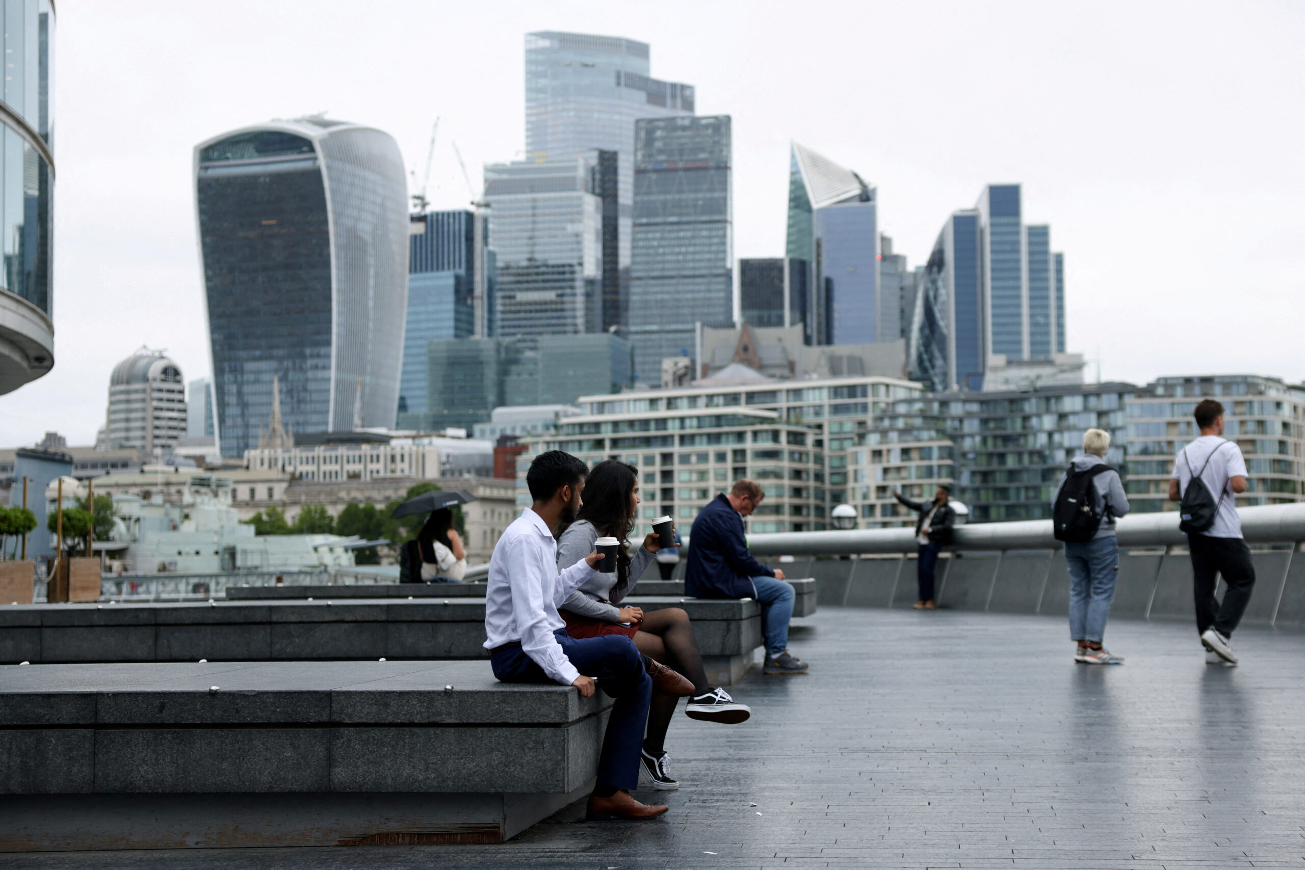 Job Vacancies in London’s Financial Sector Fall by 17% Amid Economic Uncertainty