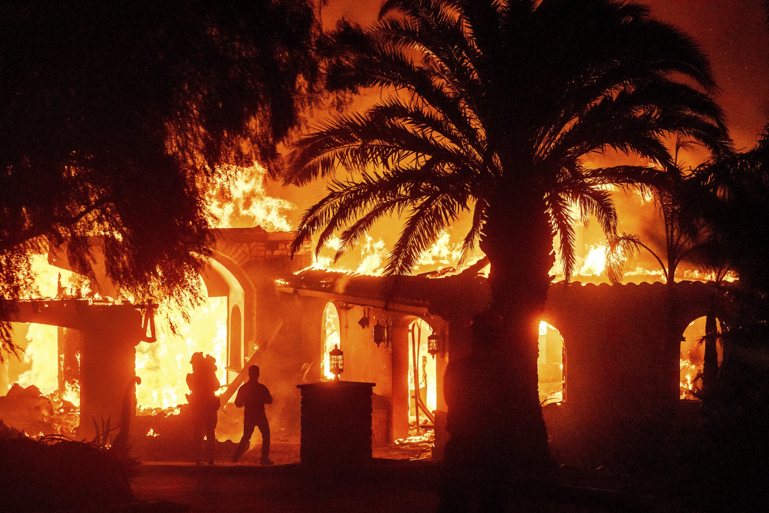 Santa Paula Wildfire Forces Over 10,000 to Evacuate Amid Strong Santa Ana Winds