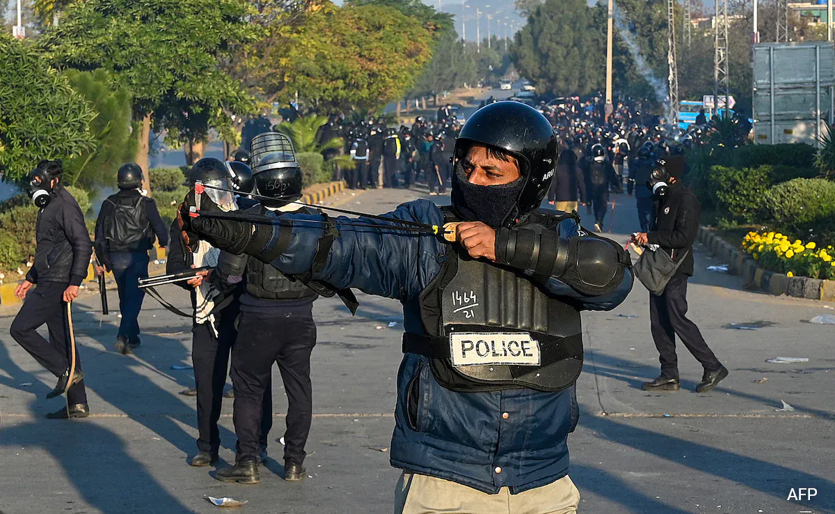 Violent Clashes in Pakistan Leave One Police Officer Dead Amid Protests Over Imran Khan’s Imprisonment